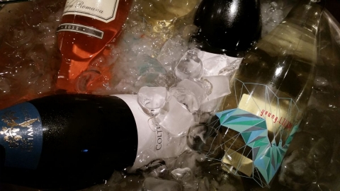 Sărbătoare cu  flori la carafă și „pești” la frapieră