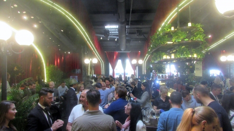În zona VIP, participanții au descoperit peste 100 de vinuri super premium, prezentate de specialiști de top în domeniu, dar și o selecție specială de Champagne. FOTO: Vestik