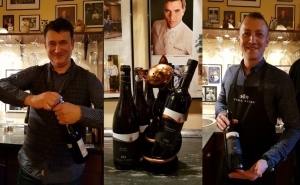 Degustare cu slide show, cu tort aniversar și cu pisici care îmbrățișează vinuri Villa Vinèa