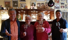 Doi frați de viță, în vizită la degustătorii neautorizați