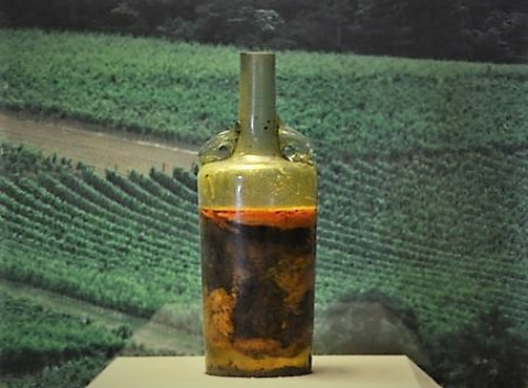Controversă: va fi deschisă cea mai veche sticlă de vin din lume, la 1700 de ani de la îmbuteliere?